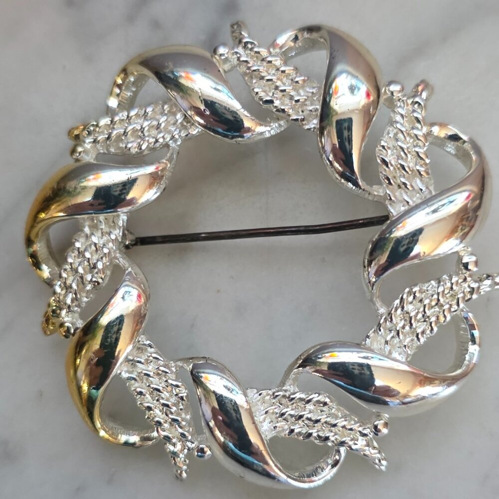 Vintage Silver Tone Wreath Brooch Twisted Ribbon Leaf Circle Pin Classic Costume